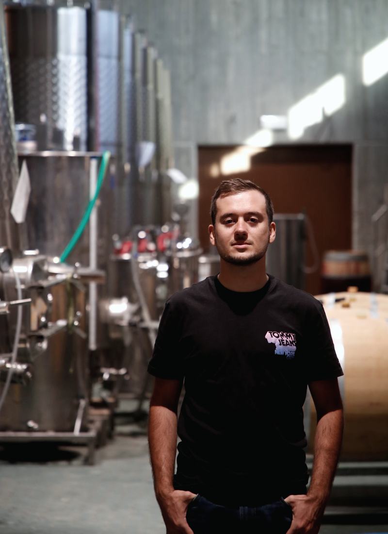 Ritratto di Ludovico Berta in cantina tra le vasche d'acciaio